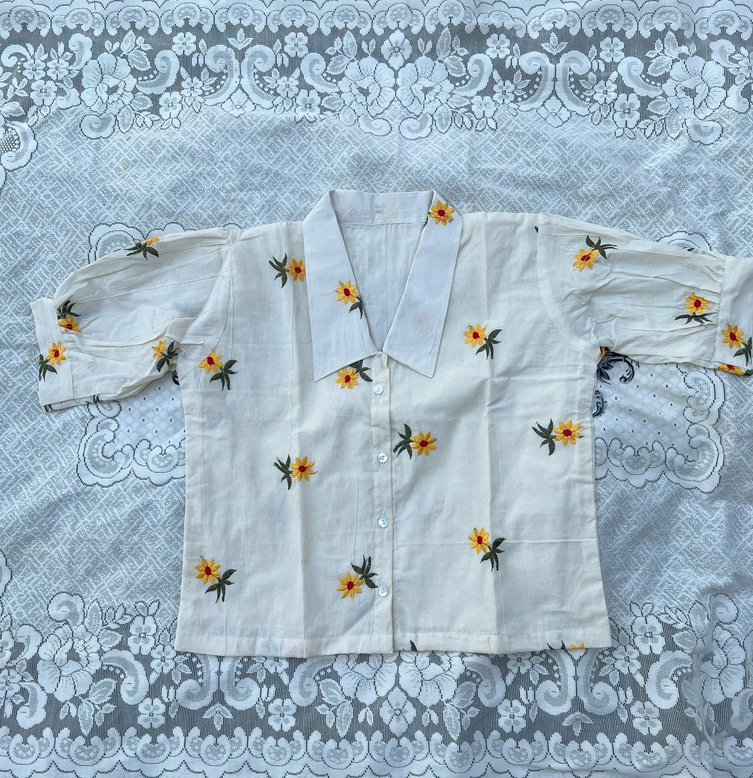 SHORT SLEEVED SHIRT WITH EMBROIDERY
