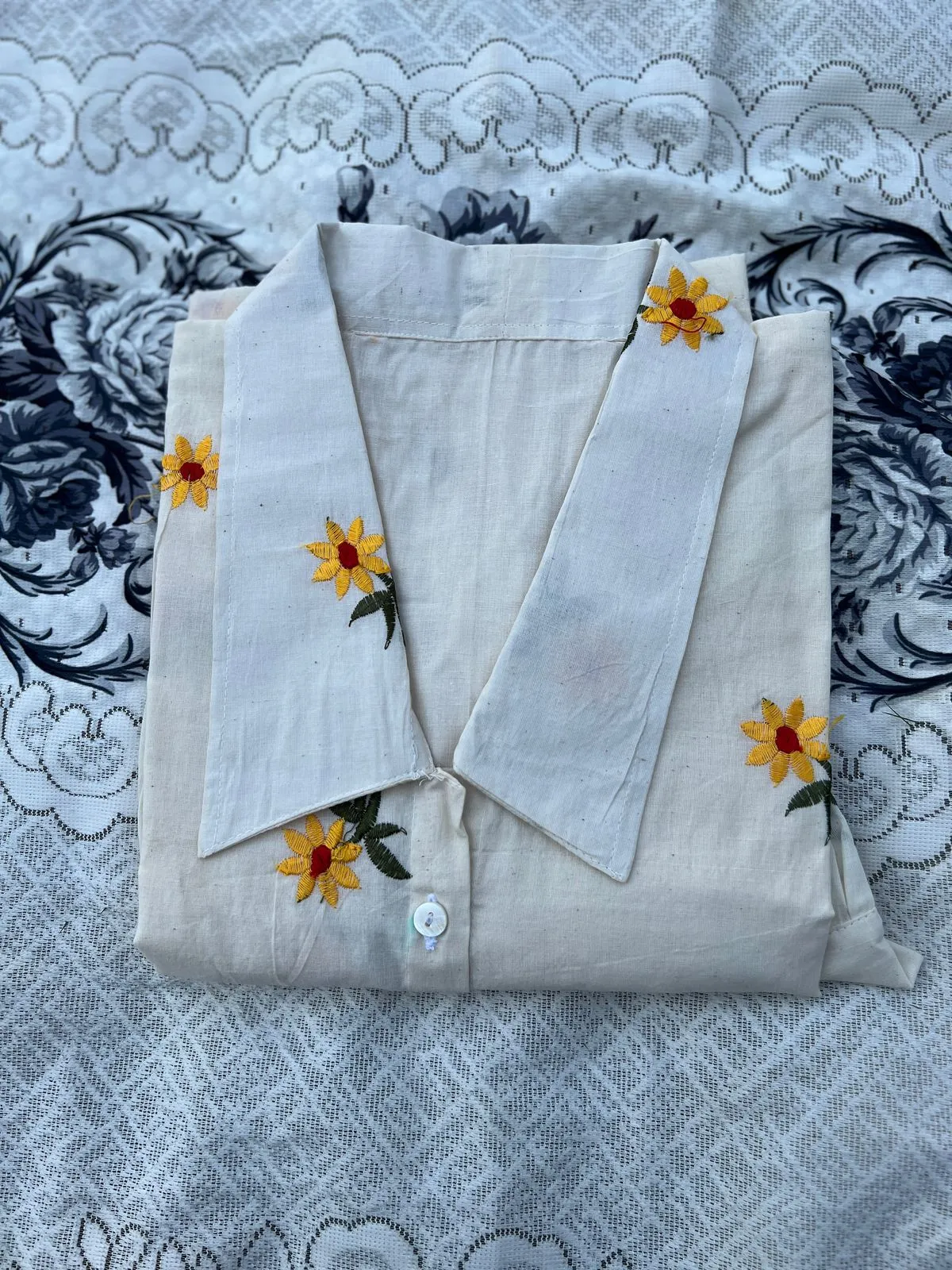 SHORT SLEEVED SHIRT WITH EMBROIDERY